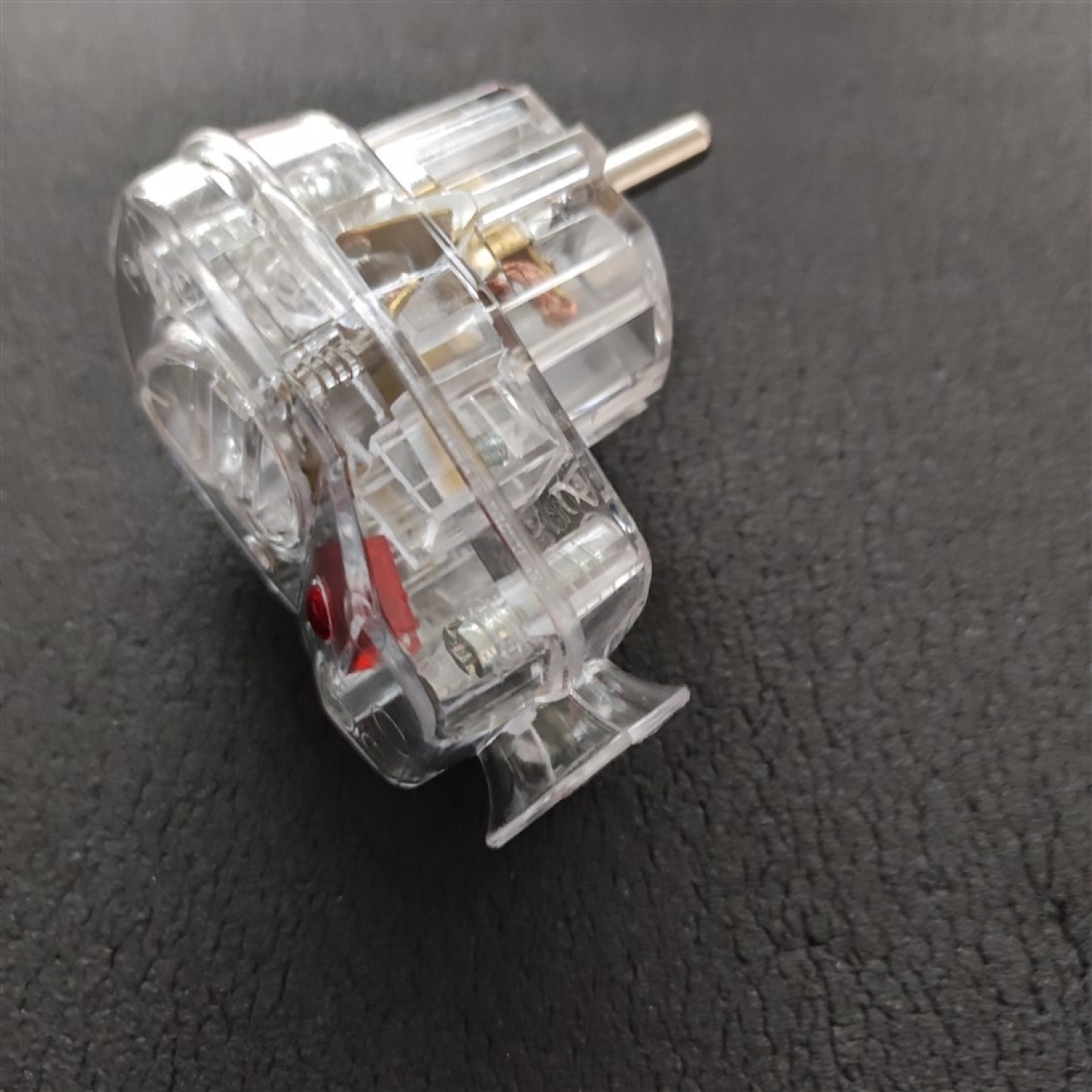 DUGVILLA, FÖLDELT, KAPCSOLÓVAL ÉS LED VISSZAJELZŐVEL, OLDALSÓ KIVEZETÉSŰ, 16A/250V, átlátszó